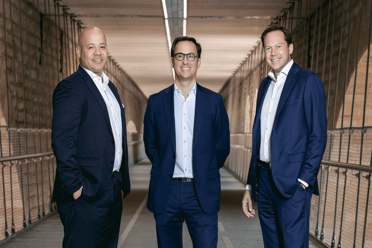 Yannick Arbaut, Jean-Christian Six, et Paul Van den Abeele, associés chez Simpson Thacher. Julian Pierrot