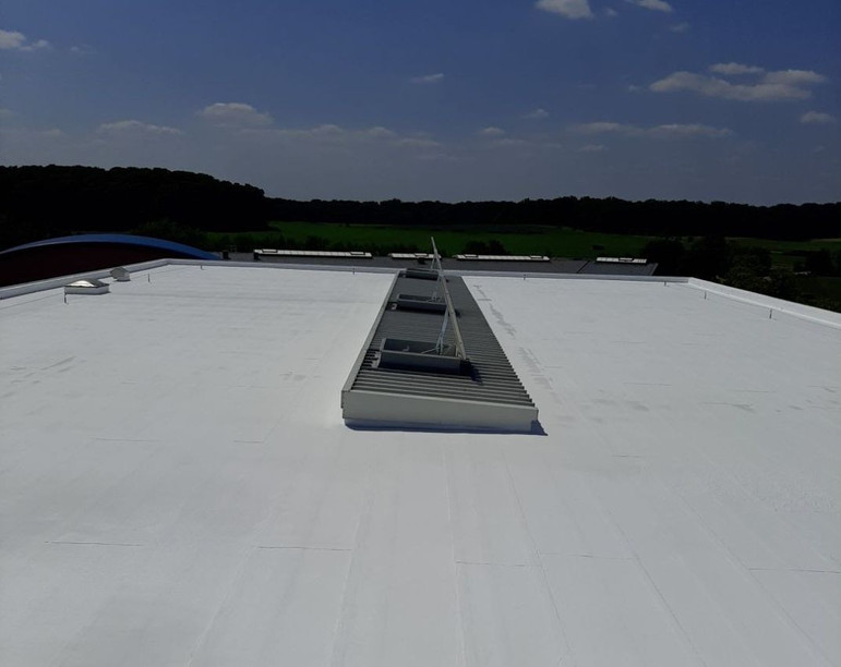 La toiture du hall de stockage après l’application de la solution réflective Kooltherm. (Photo: Sustain)