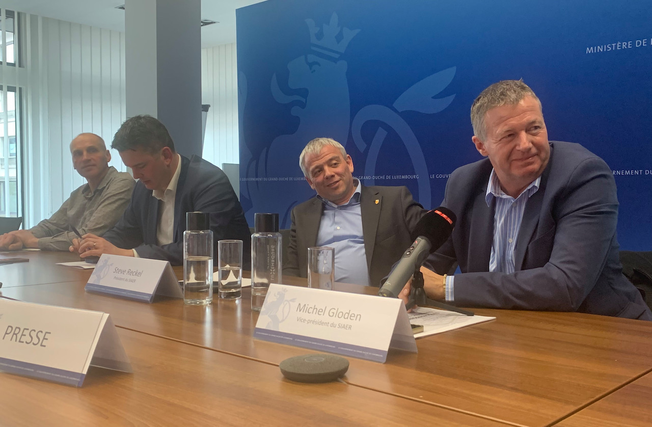Le président du syndicat intercommunal de la zone d’activités économiques de Wiltz Albert Waaijenberg, le ministre de l’Économie Lex Delles, le président du SIAER et bougmestre de Mondorf Steve Reckel et son vice-président et bourgmestre de Schengen Michel Gloden. (Photo: Maison Moderne)
