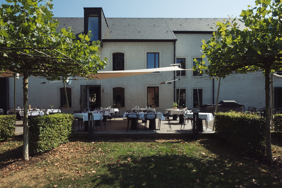 The old mill in Pétange, which houses Fränk Manes' restaurant Wax, has been beautifully restored and has made it possible to install one of the most beautiful terraces in the south of the country... Maison Moderne