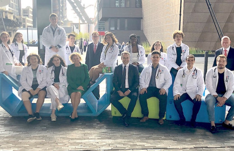 Les ministres Lenert et Meisch en compagnie du recteur Pallage, du professeur Massard et des étudiants en deuxième année de bachelor en médecine. (Photo: Maison Moderne)