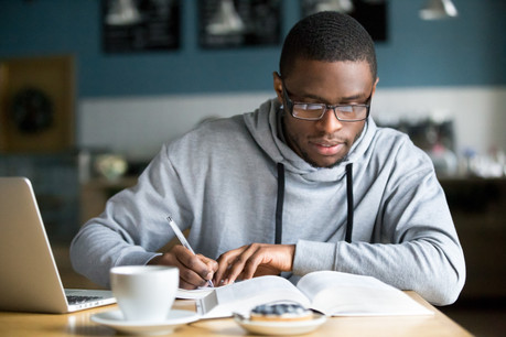 L’Uni annonce finalement que l’outil prévu ne sera pas déployé dans la précipitation, et que d’autres formes d’examens à distance seront utilisées. (Photo: Shutterstock)