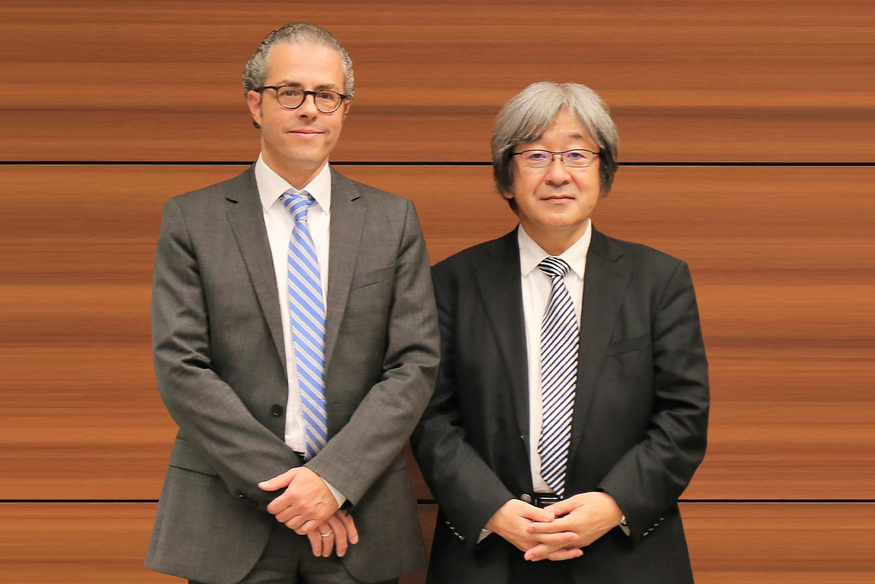 Les professeurs Rejko Krüger et Nobutaka Hattori ont collaboré dans la recherche qui a permis de faire une découverte majeure pour diagnostiquer des maladies neurodégénératives. (Photo: Université du Luxembourg)
