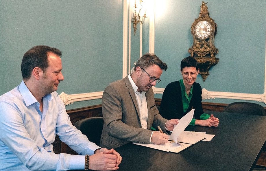 Dr. Raphaël Kies, Xavier Bettel and Prof. Dr. Christine Schiltz sign the cooperation agreement between the University of Luxembourg and the government at the state ministry on 17 March.  Photo: ME
