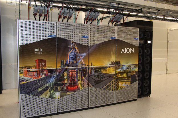 AION est un supercalculateur Atos/Bull composé de 318 nœuds de calcul (équipés de la dernière génération de processeurs AMD), totalisant 40.704 noyaux de calcul et 81.408 Go de RAM, avec une performance maximale d’environ 1,70 pétaflops. (Photo: Uni.lu)