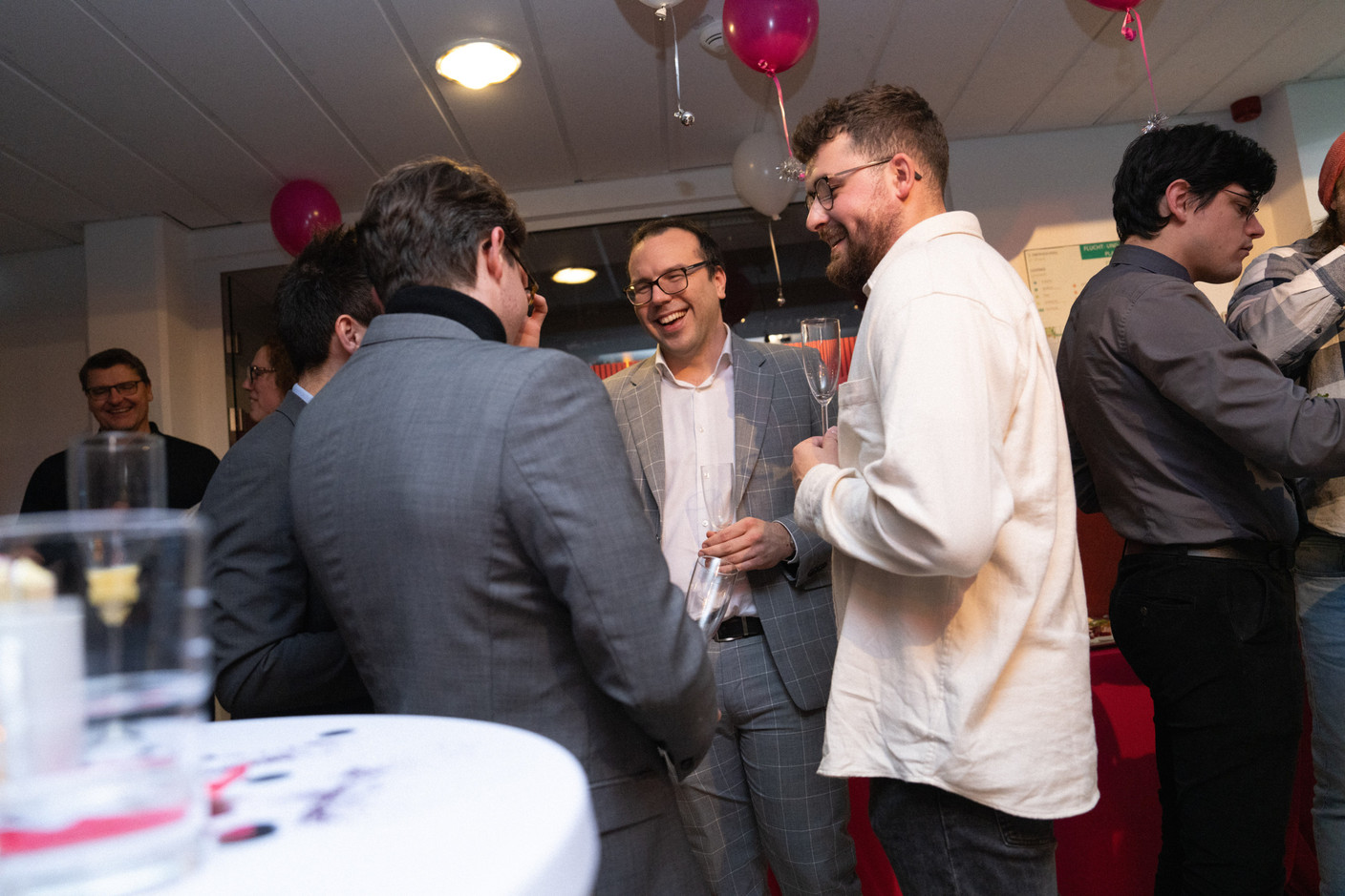 Les employés d’Unzer et les invités ont célébré l’ouverture du bureau de Munsbach, le 25 novembre 2024. (Photo: Friedemann Hertrampf)