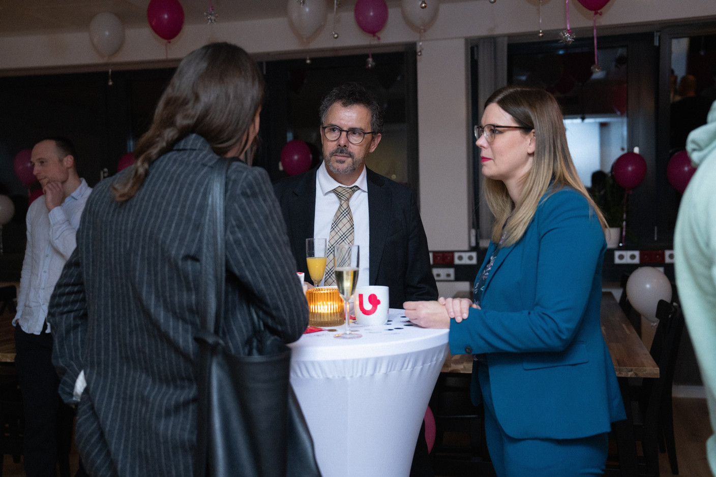 Les employés d’Unzer et les invités ont célébré l’ouverture du bureau de Munsbach, le 25 novembre 2024. (Photo: Friedemann Hertrampf)