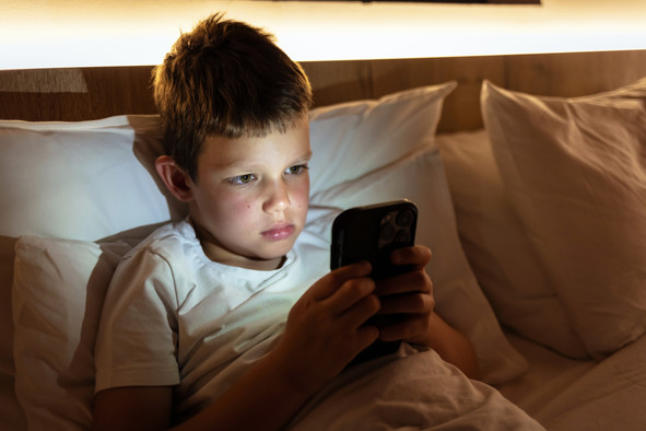 Protecting minors online: with the ‘Kids Act’, the European Commission aims to regulate access to social media and limit the addictive features of these platforms. (Photo: Shutterstock)
