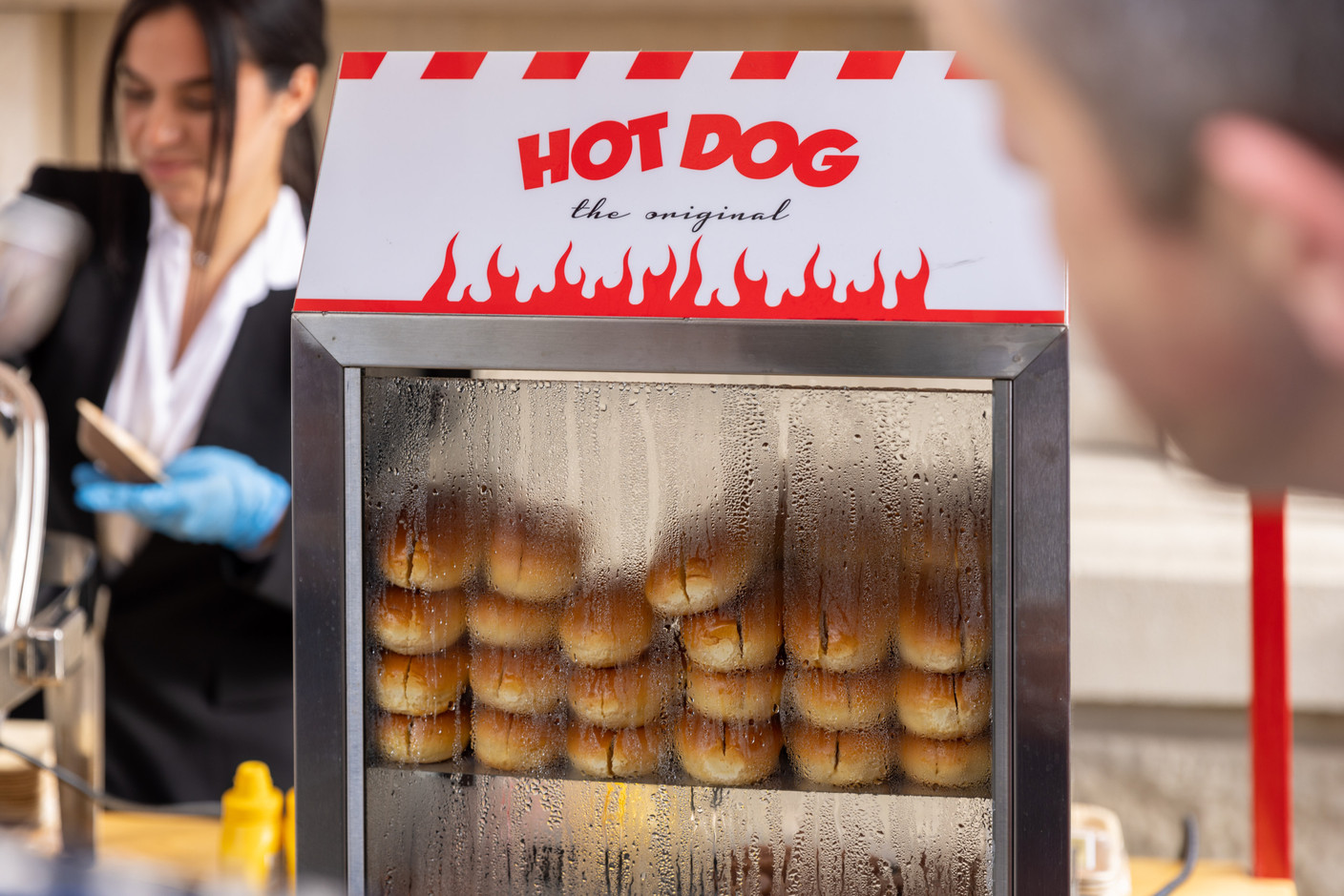 Fresh hot dogs were among the food guests got to sample. Photo: Romain Gamba/Maison Moderne