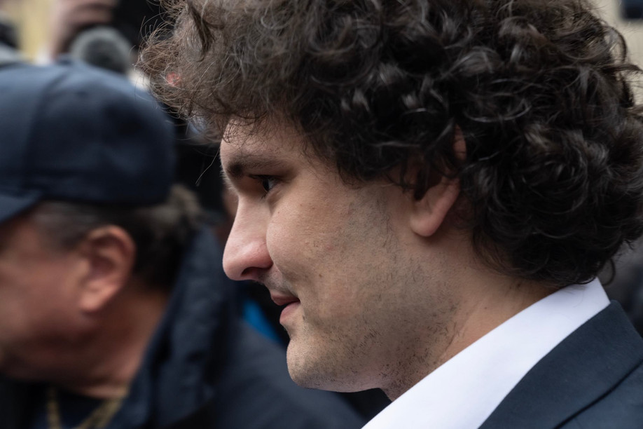 Former FTX CEO Sam Bankman-Fried is seen leaving a New York City courthouse, 3 January 2022. Photo: Shutterstock