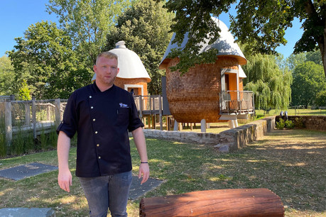 Le chef Raoul, un des deux associés dans l’hôtel «vert»-brasserie d’Useldange, cultive un goût particulier pour les produits locaux au restaurant. (Photo: Paperjam)