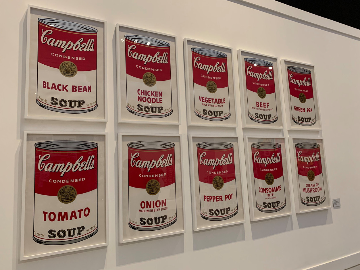 Andy Warhol se nourrit du rêve américain à travers ses peintures de produits de consommation, comme les célèbres boîtes de soupe Campbell’s. (Photo: Maison Moderne)