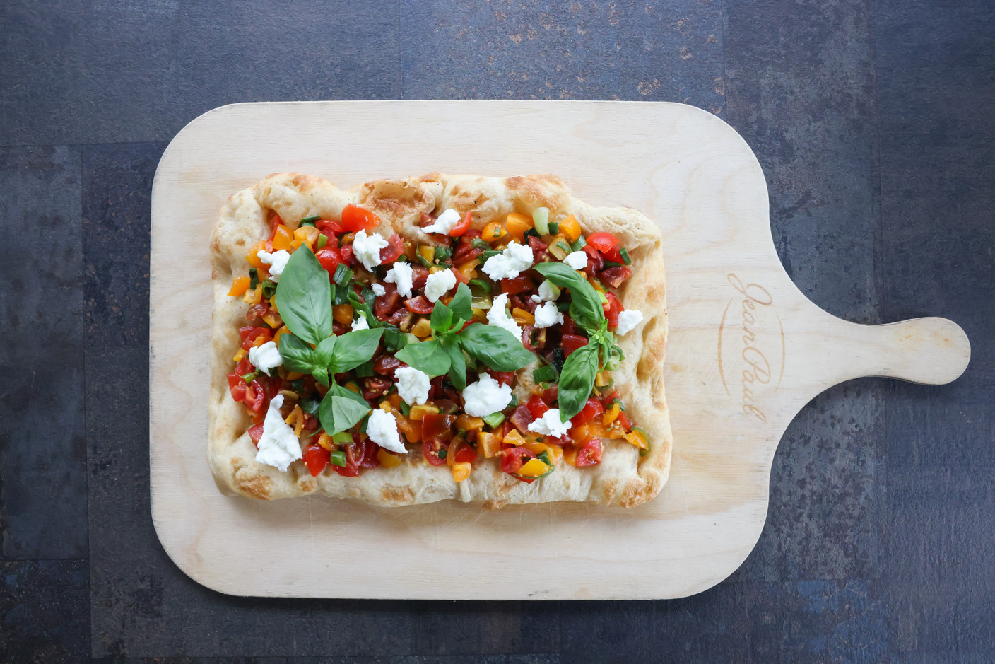 La pinsa bianca semplice, topped with cherry tomatoes, mozzarella, garlic, basil and olive oil Marie Russillo (Maison Moderne)