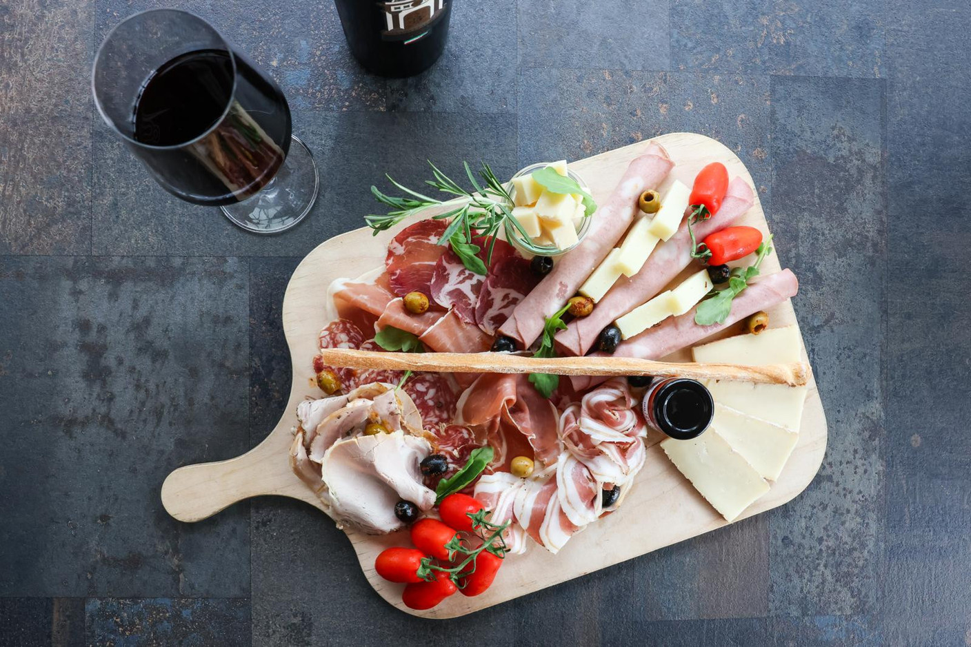 An aperitif board of cold meats and cheeses, accompanied by a Limoncello Spritz or an alcoholic iced tea Marie Russillo (Maison Moderne)