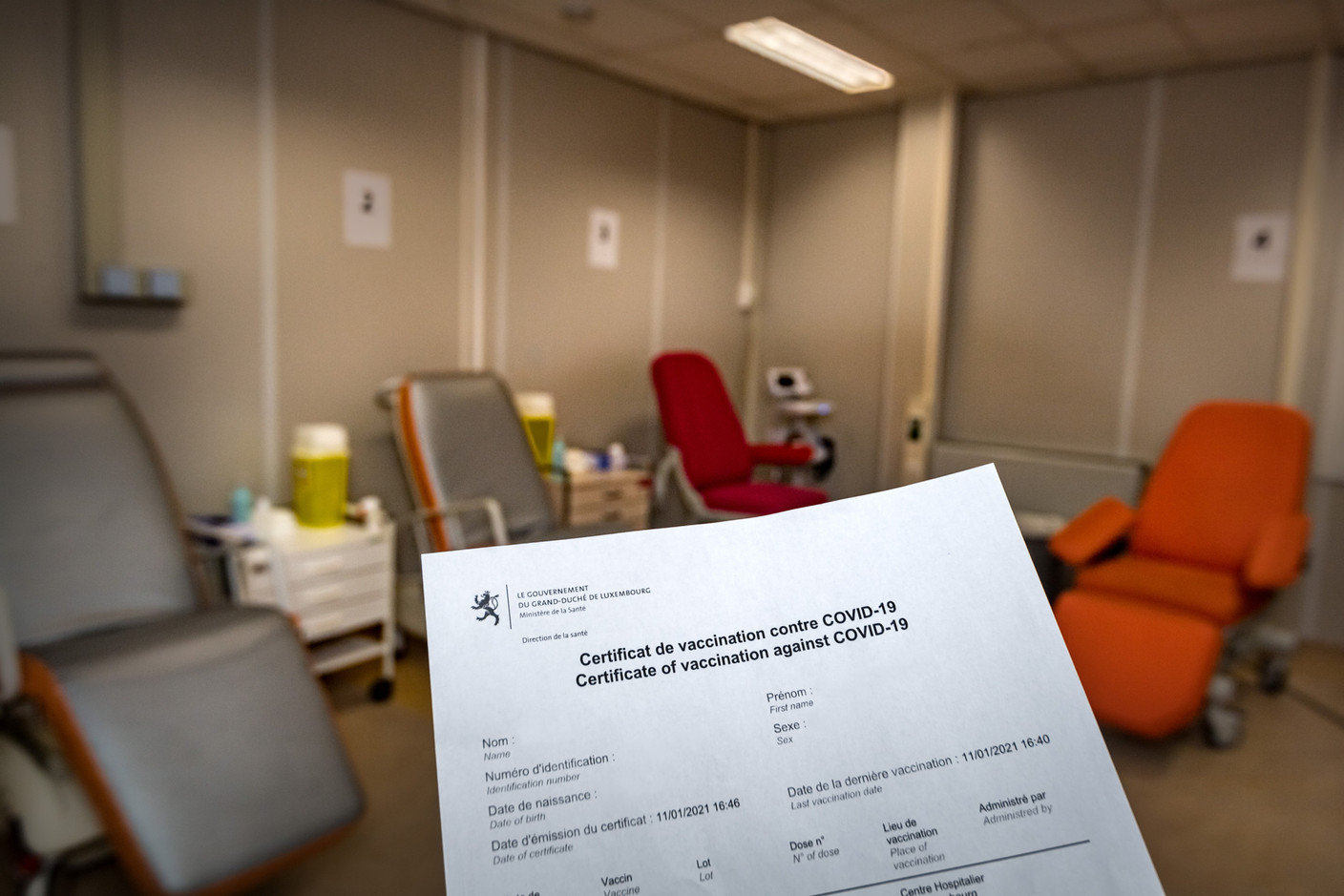 À la fin, le patient reçoit un certificat de vaccination. (Photo: Nader Ghavami/Maison Moderne)