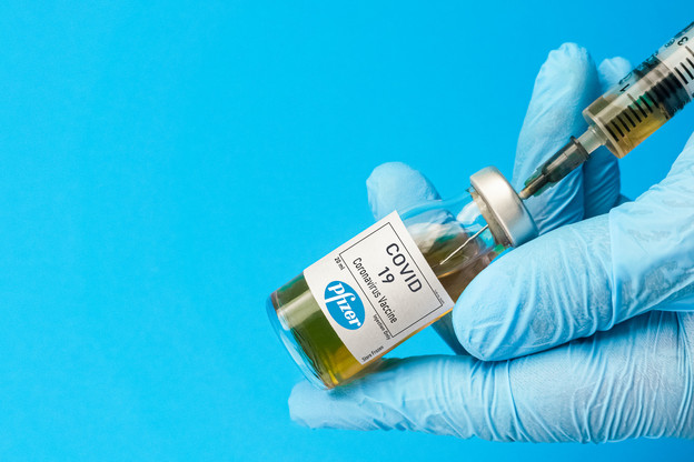 Le laboratoire Pfizer espère toujours distribuer près d’un milliard de doses en 2021. (Photo: Shutterstock)