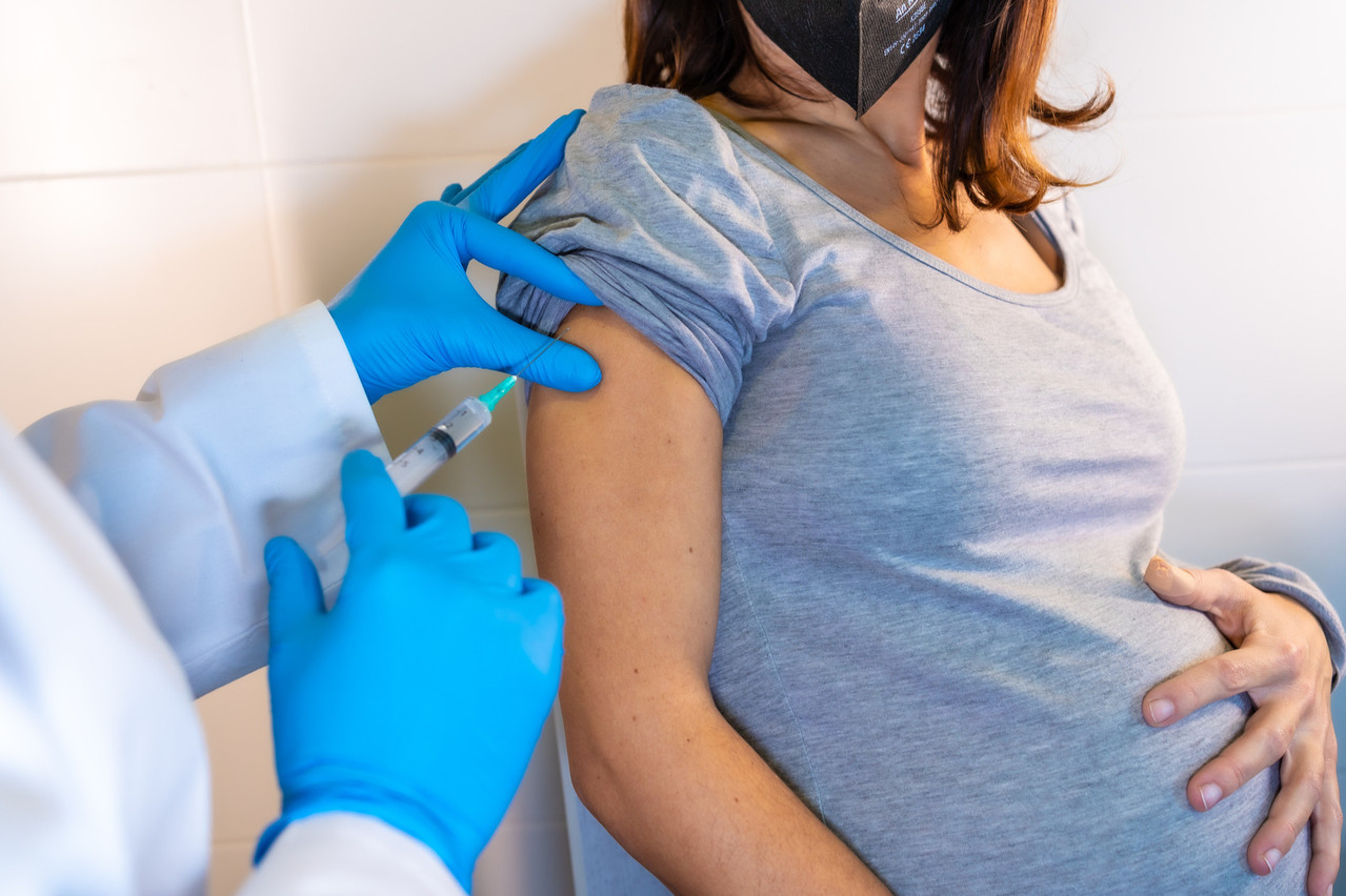 Les femmes enceintes ne font actuellement pas l’objet d’une priorité dans la campagne de vaccination contre le Covid-19. (Photo: Shutterstock)