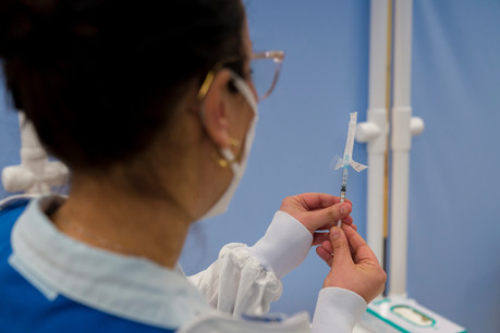 Le ministère de la Santé a demandé une liste des personnes vaccinées aux quatre hôpitaux (HRS, CHDN, CHEM et CHL) et a assuré qu’il y aurait des suites en cas d’irrégularités. Sans que des sanctions précises ne soient prévues pour le moment. (Photo: SIP / Emmanuel Claude)