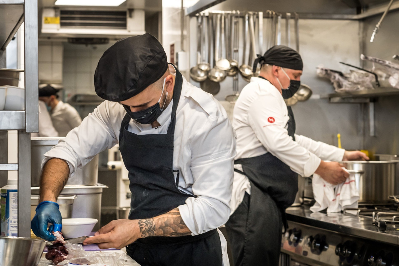 Dans les cuisines de la Brasserie Guillaume comme dans celles des restaurants ayant récemment vu le jour, les mesures de sécurité sanitaire font évidemment partie intégrante des procédures quotidiennes mises en place. (Photo: Nader Ghavami/Maison Moderne)