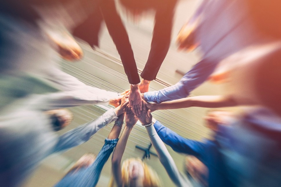 In the age of artificial intelligence, it’s a real challenge to dare to put people back at the heart and roots of our interactions. By playing a central role in instilling essential human values, education becomes the foundation of authentic and sustainable business environments. Photo free of rights
