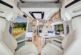 Toit panoramique et spectaculaire « salle » à manger pour l’apéro entre amis : le nouveau Porteur Peugeot Boxer peut aussi accueillir quatre couchages avec vue sur les étoiles. (Photo: Peugeot)