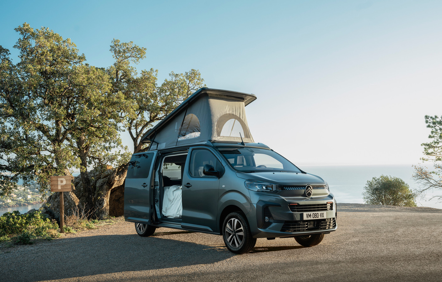 Concentré de 17 technologies d’assistance à la conduite en cinq mètres de longueur, avec cuisine amovible et jusqu’à quatre couchages, le Citroën Holidays est doté d’un BlueHDI 145 à six vitesses ou 180 à huit vitesses. (Photo: Citroën)
