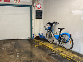 Les vélos abandonnés dans les entrées d’immeubles ou de garages sont généralement signalés à la Ville de Luxembourg, qui transmet le message à l’exploitant du service JCDecaux. (Photo: Paperjam.lu)