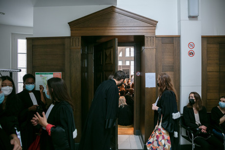 La grande salle d’audience était trop petite: des dizaines d’avocats sont venus soutenir leur confrère face aux juges, mardi après-midi. (Photo: Romain Gamba/Maison Moderne)
