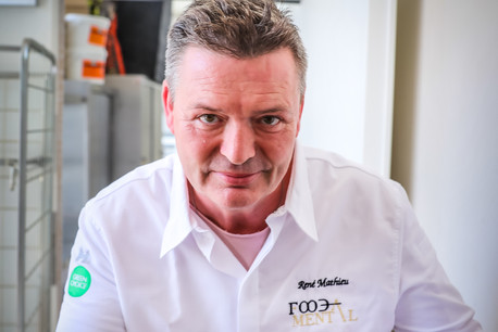 Lorsqu’il cuisine, René Mathieu puise son inspiration dans l’enfant amoureux de la nature qu’il a été... (Photo: Mickael Williquet / Horeca Media )