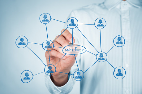 Avec le rachat de Slack, Salesforce double Microsoft, grâce à son réseau de vendeurs, 10 fois plus nombreux. Un match de géants dans les outils professionnels auquel Google se mêlera. (Photo: Shutterstock)