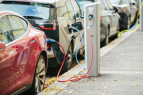 L’application Climobil, développée par le List, permet de comparer les émissions de gaz à effet de serre de véhicules thermiques et électriques. (Photo: Shutterstock)