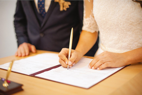 Les salles des mairies s’avèrent souvent trop petites pour garantir le respect de la distanciation sociale. Et comme le lieu de célébration doit être assez précis pour garantir qu’une personne puisse le trouver pour s’opposer au mariage ou au partenariat, il ne doit pas se tenir en plein air, mais dans un édifice. (Photo: Shutterstock)