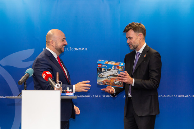 Parmi les cadeaux remis à Franz Fayot par Étienne Schneider, un jeu à assembler d’une célèbre marque... pour construire un vaisseau spatial. Clin d’œil à l’initiative Spaceresources.lu. (Photo: Romain Gamba)