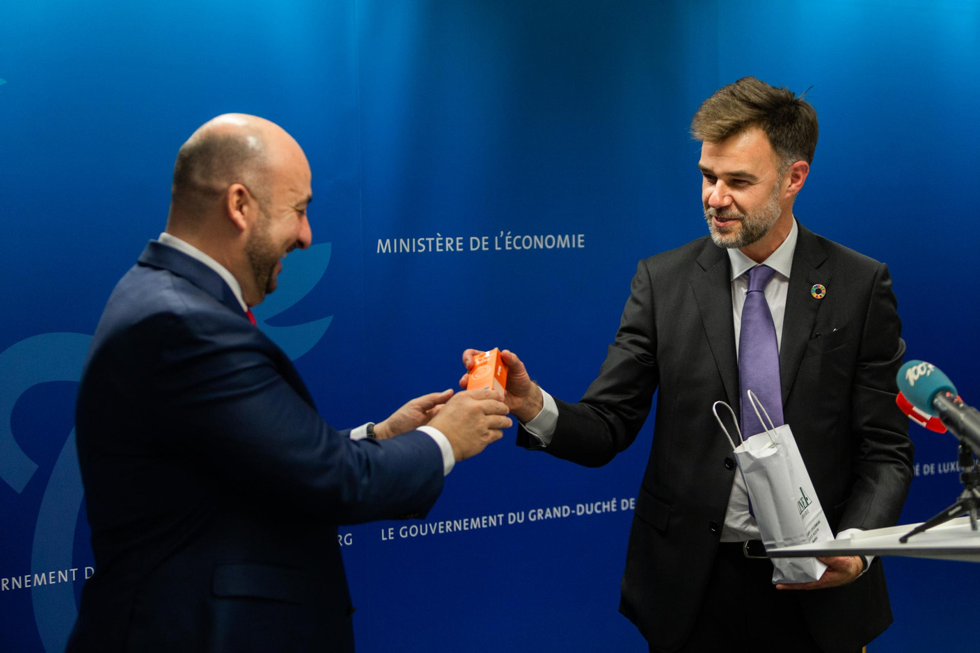 La passation des pouvoirs a eu lieu mardi au ministère de l’Économie entre Étienne Schneider et Franz Fayot. (Photo: Romain Gamba)