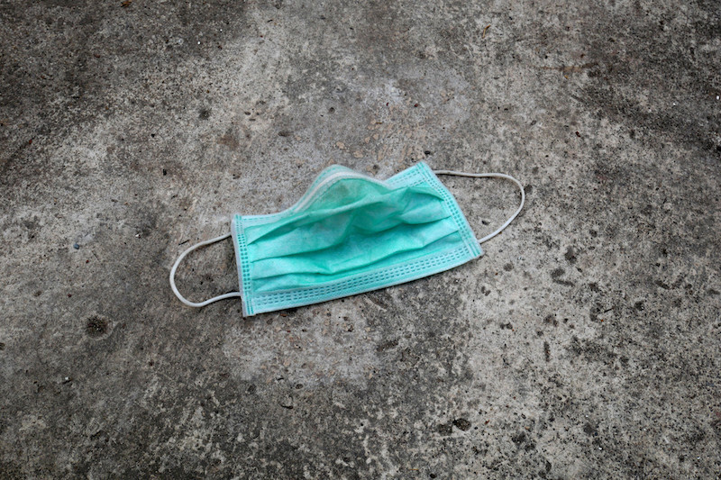 Certains citoyens se débarrassent de leurs masques par terre, au lieu de les jeter dans une poubelle, générant une nouvelle pollution. (Photo: Shutterstock)