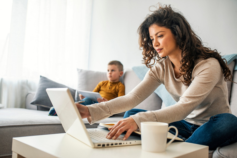 Les parents devraient pouvoir continuer à bénéficier de ce congé spécial jusqu’au 17 juillet 2021. (Photo: Shutterstock)