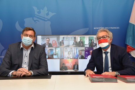 Yves Maas, pour l’ABBL, et le ministre des Finances Pierre Gramegna ont signé la convention entre le Trésor public et sept banques le 21 avril dernier. (Photo: Twitter/Ministère des Finances)