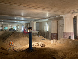Les archéologues travaillent aux côtés des ouvriers pour veiller au bon déroulement de l’opération. (Photo: Paperjam.lu)