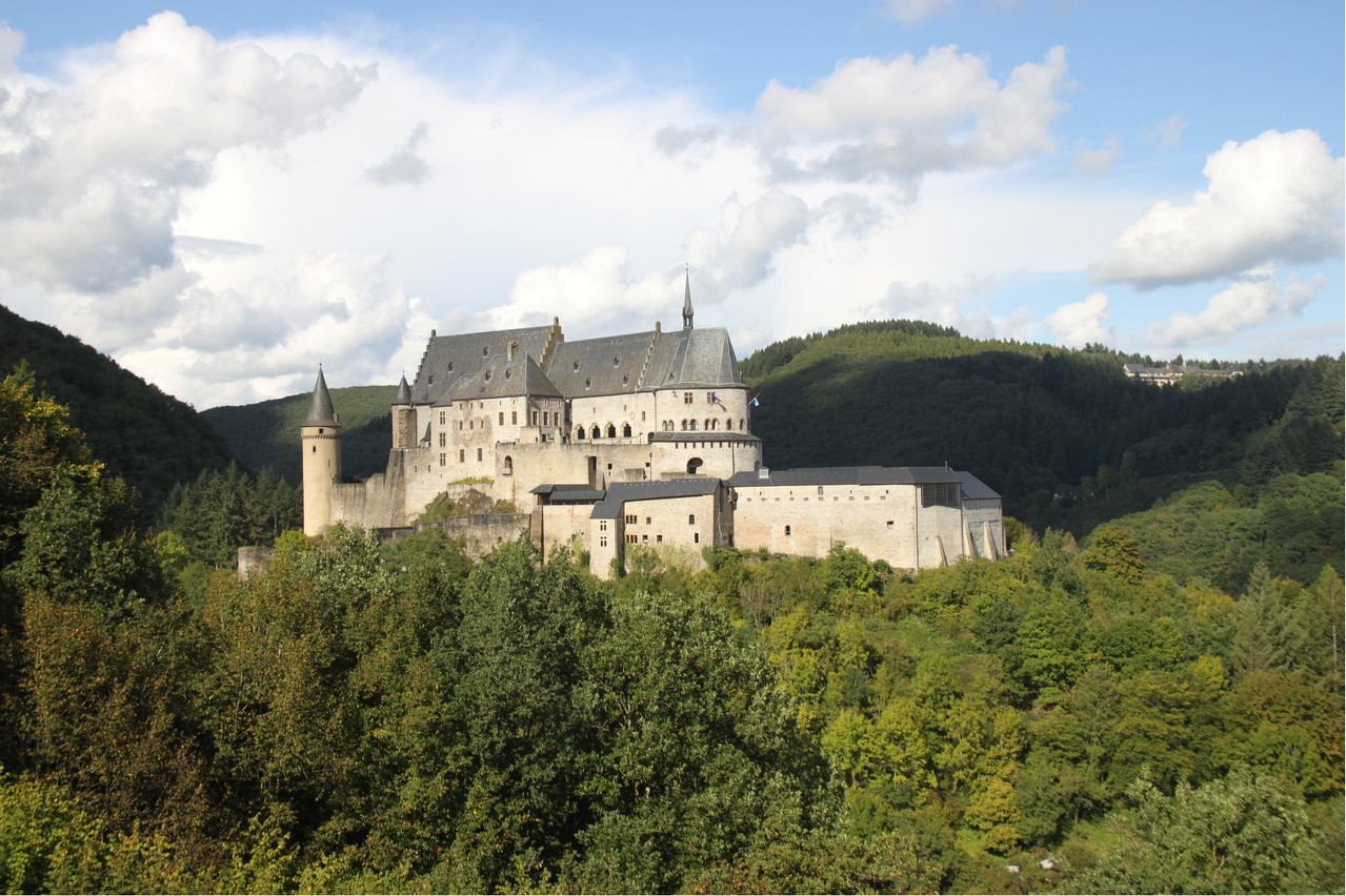 Le château de Vianden côtoie d’autres cités fortifiées aux quatre coins du monde, de Neuschwanstein (Allemagne), à l’Alcazar de Ségovie (Espagne), en passant par le palais de Pena (Portugal) et celui de Rhodes (Grèce). (Photo: Shutterstock)