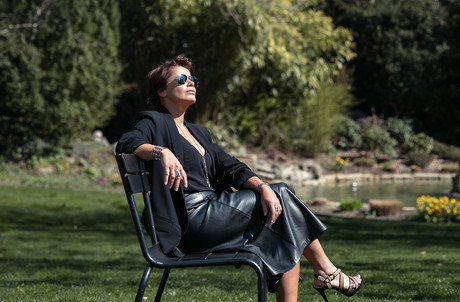 Vicky aime les adresses conviviales, où l’on s’amuse autant que l’on se régale. Et prendre le soleil en terrasse… toujours! (Photo: Romain Gamba/Maison Moderne)