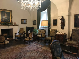 Un des salons du château encore meublé tel que l’a laissé la dernière propriétaire. (Photo: Paperjam)