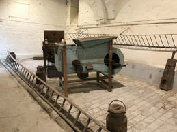 D’anciens outils agricoles sont stockés dans les écuries. (Photo: Paperjam)