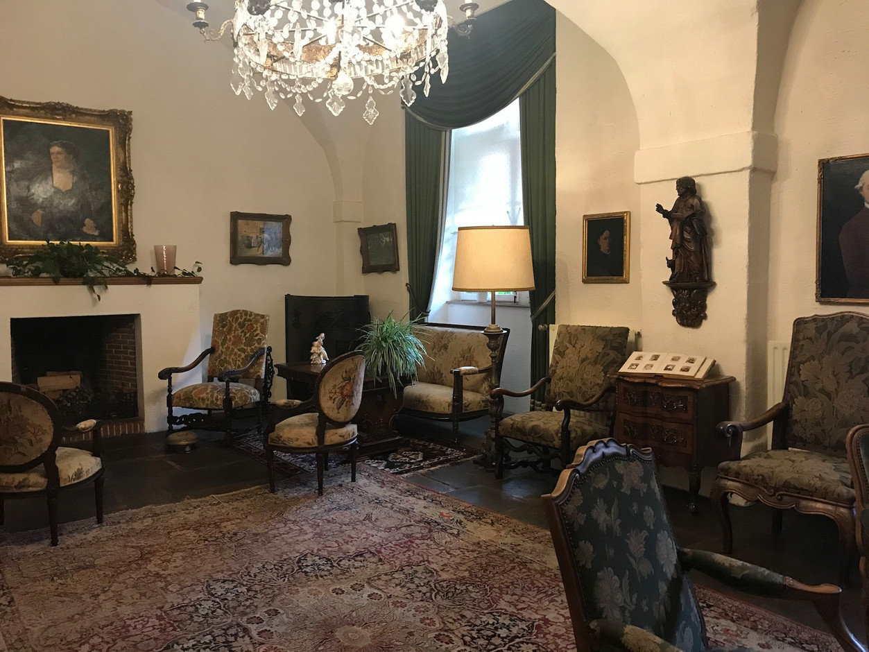 Un des salons du château encore meublé tel que l’a laissé la dernière propriétaire. (Photo: Paperjam)