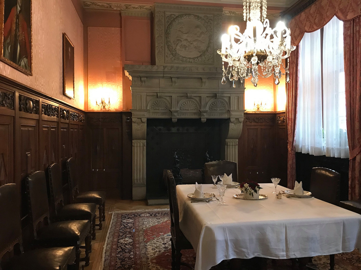 Dans la salle à manger, la table est mise et n’attend plus que les invités. (Photo: Paperjam)