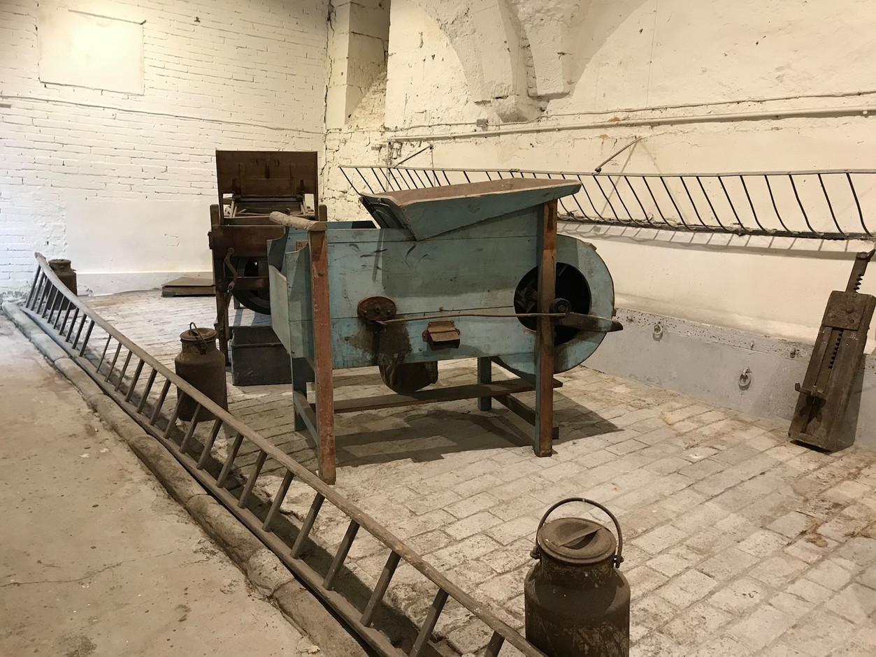 D’anciens outils agricoles sont stockés dans les écuries. (Photo: Paperjam)