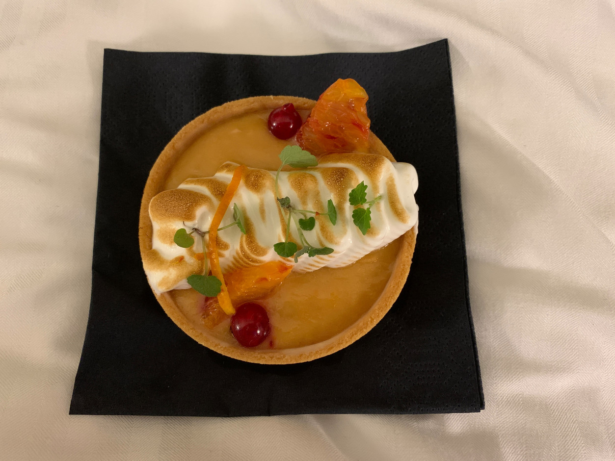La tartelette à l’orange sanguine, avec sa meringue italienne, clôt le menu. (Photo: Maison Moderne)