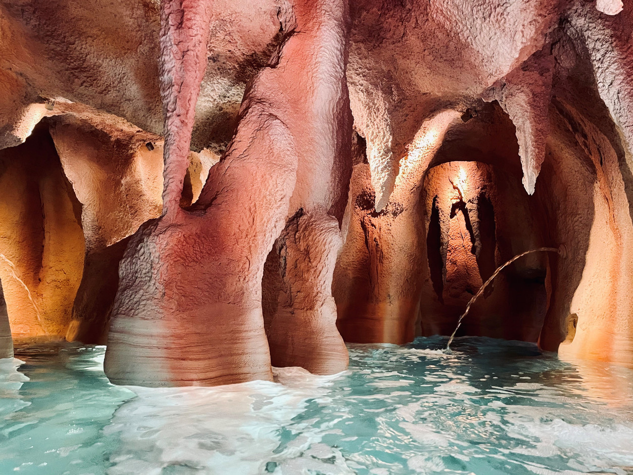 L’impressionnante piscine emmène les hôtes dans une grotte intimiste. (Photo: Château d'Urspelt)