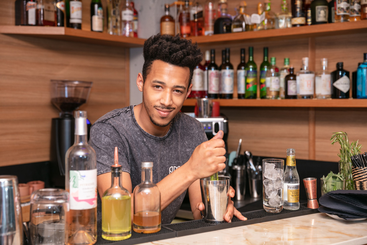 At Amore, Leo is one of the two specialists in cocktails, one of the place's assets along with its extensive natural wine list.   (Photo: Romain Gamba/Maison Moderne)