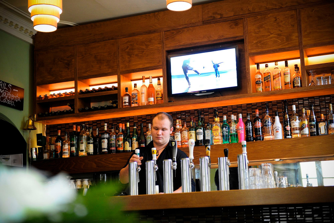 Si vous avez envie de chanter une ou deux chansons, Oscar’s Bar est l’endroit qu’il vous faut. Le bar organise fréquemment des soirées karaoké pour ses clients. (Photo: David Laurent/Wide)