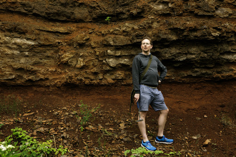 Robert Weis est photographié dans la réserve naturelle de Prënzebierg – Giele Botter à Differdange. (Photo: Matic Zorman/Maison Moderne)